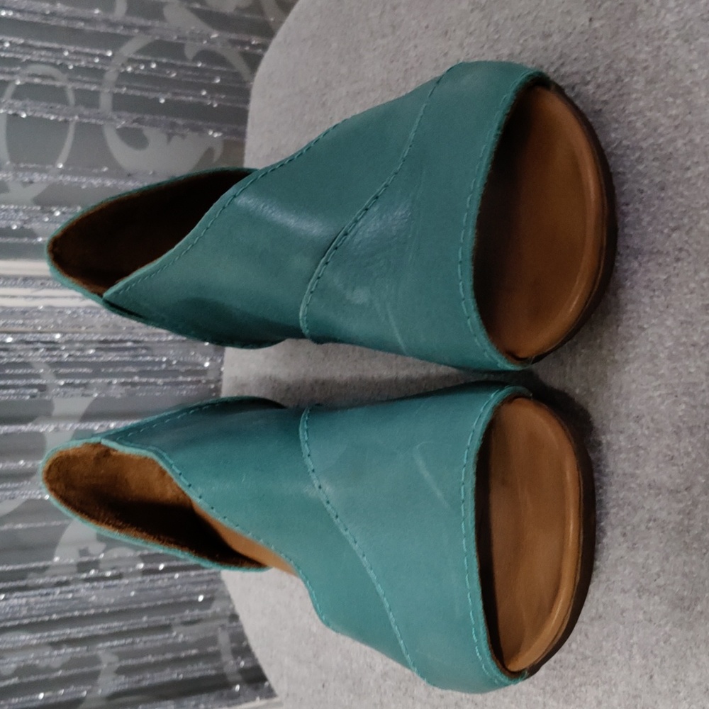 Bueno flat sandals size 7 aqua green leather true to size. Soft leather.